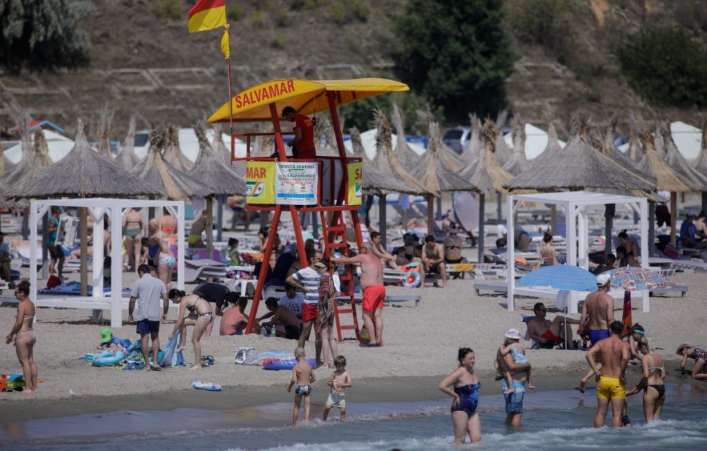 Turiștii ignoră steagul galben 