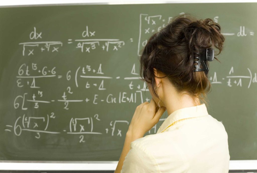 Suma pe care o poate câștiga un profesor din meditații. Cu venitul obținut într-un an ar putea cumpăra chiar și o garsonieră