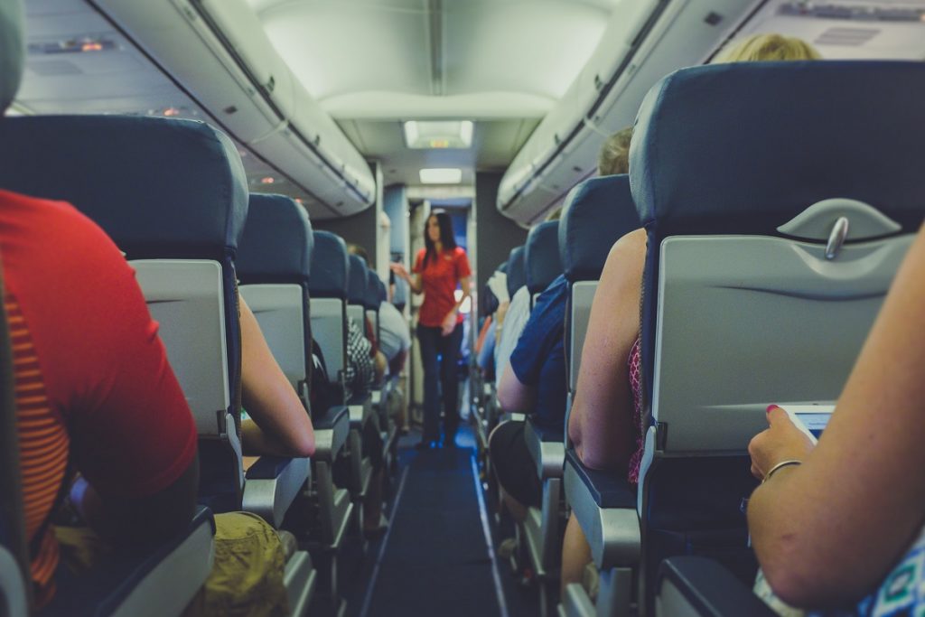 Gestul pe care sa nu il faci niciodata in timp ce zbori cu avionul