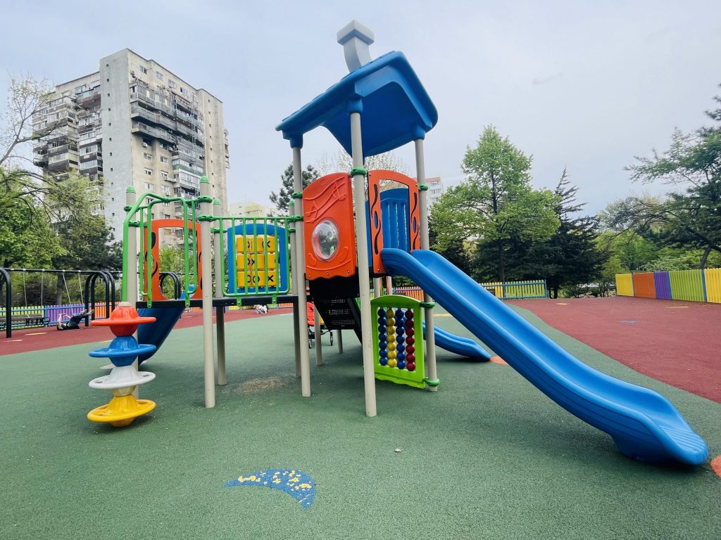 Accident pe bulevardul Metalurgiei, în sectorul 4. Un copil a fost lovit de mașină în timp ce se afla la locul de joacă