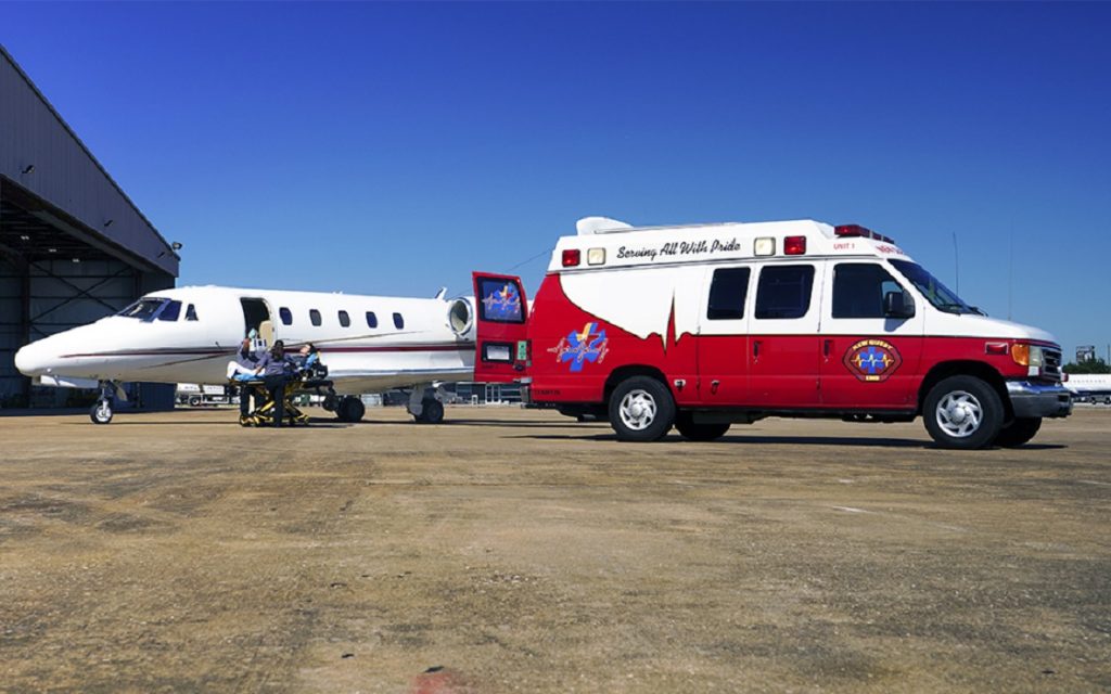 Accident cumplit pe un aeroport din SUA. O angajată a murit după ce părul i-a fost prins în banda transportoare