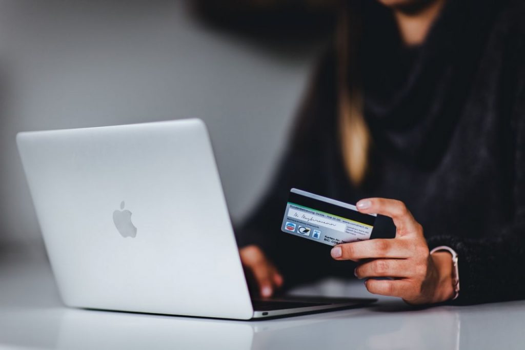 Clienții unei bănci importante ar putea rămâne fără bani în cont. Sunt vizați de o nouă tentativă de fraudă. La ce trebuie să fie atenți