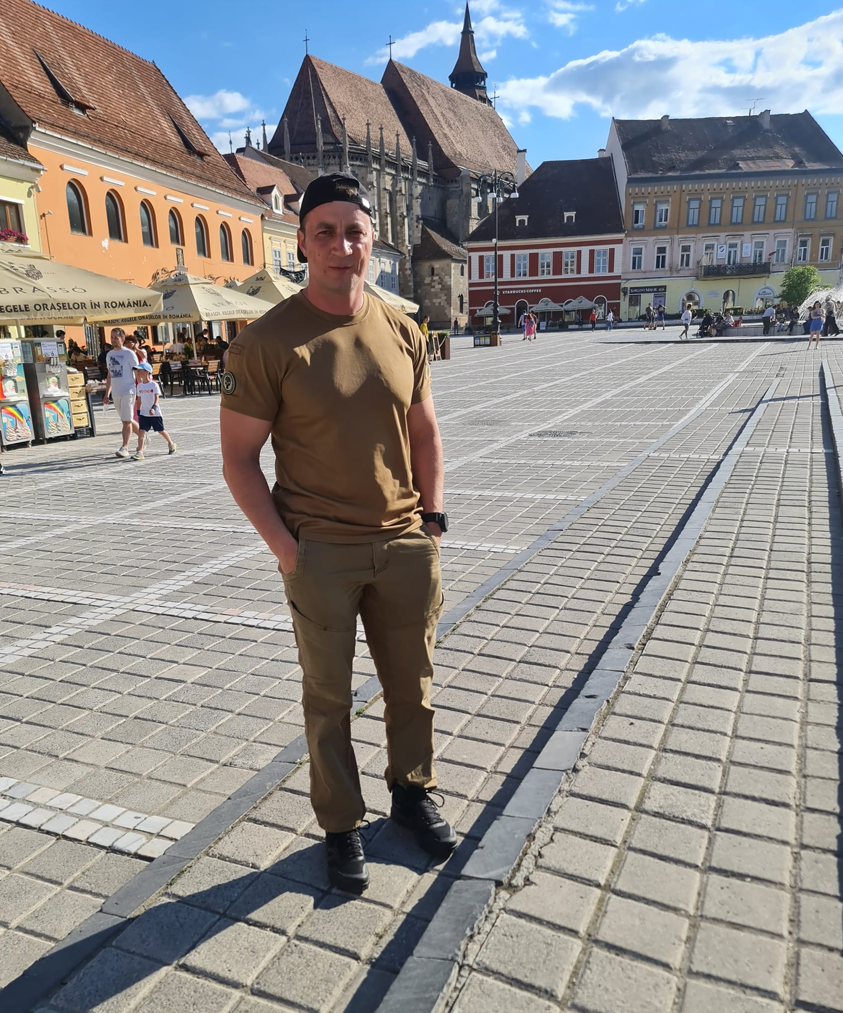 Ce a pățit Marian Godină când s-a urcat prima dată pe trotinetă. „Cine o mai pune mâna…”  Marian Godină a avut parte de o întâmplare amuzantă și nu s-a putut abține să o povestească și celor care îl urmăresc pe Facebook. Celebrul polițist din Brașov a închiriat o trotinetă electrică, iar prima experiență de acest gen va fi, cel mai probabil, și ultima pentru el. Ce a pățit Marian Godină în momentul în care s-a urcat pe vehicul și cum a reacționat soția lui când i-a povestit.   Prima experiență a lui Marian Godină cu o trotinetă electrică   Marian Godină și-a făcut un obicei, de ani buni, din a relata pe pagina sa de Facebook atât experiențe trăite prin prisma meseriei de polițist, cât și întâmplări din viața personală. Așa și-a câștigat notorietatea și a adunat o comunitate impresionantă de fani, cărora le povestește în continuare pățanii din viața de zi cu zi, spre deliciul lor.   Devenit recent tătic pentru prima dată, timpul este extrem de prețios pentru Marian Godină. Tocmai din acest motiv, polițistul a încercat recent să se deplaseze cu o trotinetă electrică, în speranța că va ajunge mai repede acasă. Planul de acasă nu s-a potrivit cu cel... de pe trotinetă, iar Marian Godină a povestit totul pe Facebook.   Polițistul a profitat de faptul că avea o fereastră de două ore și a vrut să se tundă. A mers pe jos până la frizerie, dar a constatat că era închisă. Pentru a nu mai pierde timpul pe drumul de întoarcere, a decis să închirieze o trotinetă electrică.   „Cum dau eu să mă întorc spre casă, necuratu' îmi apare în dreptul urchii drepte și îmi șoptește: -Ia și tu una dintre trotinetele alea rezemate acolo. Abia vezi și tu cum e, că ți-ai instalat aplicația aia degeaba. Haide, ia una, să vezi ce fain e și ce repede ajungi acasă! Am deschis aplicația și am văzut că primele 4 minute costă 4 lei. (sper să nu greșesc acum) Nici nu fac mai mult de 4 minute până acasă. Mă duc și pe străduțele astea de nu prea-s circulate, numai bine. Abia văd cum e. Dau eu să pornesc, îmi apare un chestionar și răspund la câteva întrebări, apoi mă lasă să plec.”, a relatat polițistul.  „Care o mai pune vreodată mânuța pe vreo trotinetă d-aia...”  Surpriza a venit însă abia în momentul în care a pornit la drum, pentru că trotineta era limitată la viteza de 8 km/h, așa că s-a deplasat mai încet decât dacă ar fi mers pe jos. Surpriza și mai mare a venit atunci când a ajuns acasă și a constatat că în zona în care locuiește nu poate parca trotineta, iar cel mai apropiat punct unde o putea lăsa era... fix de unde o luase.   Nici nu fac vreo 20 de metri, că trotineta ajunge la vreo 7-8 km/h și acolo rămâne. Un vecin mai grăbit m-a salutat trecând pe lângă mine pe jos. Mă, o fi prostul mare, să tot am v'o sută de kile-n viu, o fi și rampa mare, că știu de la bicicletă ce greu pedalez spre casă, deși ochiu' nu percepe rampa așa mare. Pâr, pâr, pâr, ajung eu îm fața porții cam în același timp în care aș fi ajuns pe jos, poate chiar mai greu, mai ales că am stat să răspund la chestionare în loc să-mi văd de drum pe jos. Pun eu cricul, mândru că am găsit un loc în care să nu încurce pe nimeni și scot telefonul să închei cursa. Surpriză, cică zona e restricționată la 8 km/h și nici nu se poate parca acolo. Trebuie să o parchezi în afara zonei restricționate. Primul punct aflat în afara zonei roșii era fix ăla de unde am luat-o, chiar în fața frizeriei.  Am mai încercat o dată, degeaba.  M-am urcat pe ea și dă-i înapoi spre Piața Unirii, la vale acum, cum ar veni, dar tot cu 8 km/h. Caraghios trebuie să fi arătat talanul călare pe trotinetă, mergând mai încet decât trecătorii. Am rezemat-o acolo și am sunat-o pe Georgiana să-i zic noua mea pățanie, spre amuzamentul ei. Am ajuns acasă și netuns și fără 10 lei dați pe trotinetă. Ba mi-au oprit și 30 de lei pe care cică mi-i vor returna. Care o mai pune vreodată mânuța pe vreo trotinetă d-aia...