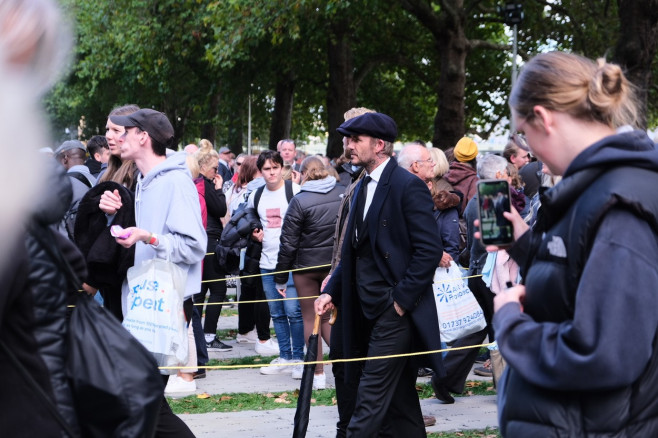 David Beckham a stat 12 ore la coadă pentru a-i aduce un ultim omagiu Reginei / foto: Profimedia