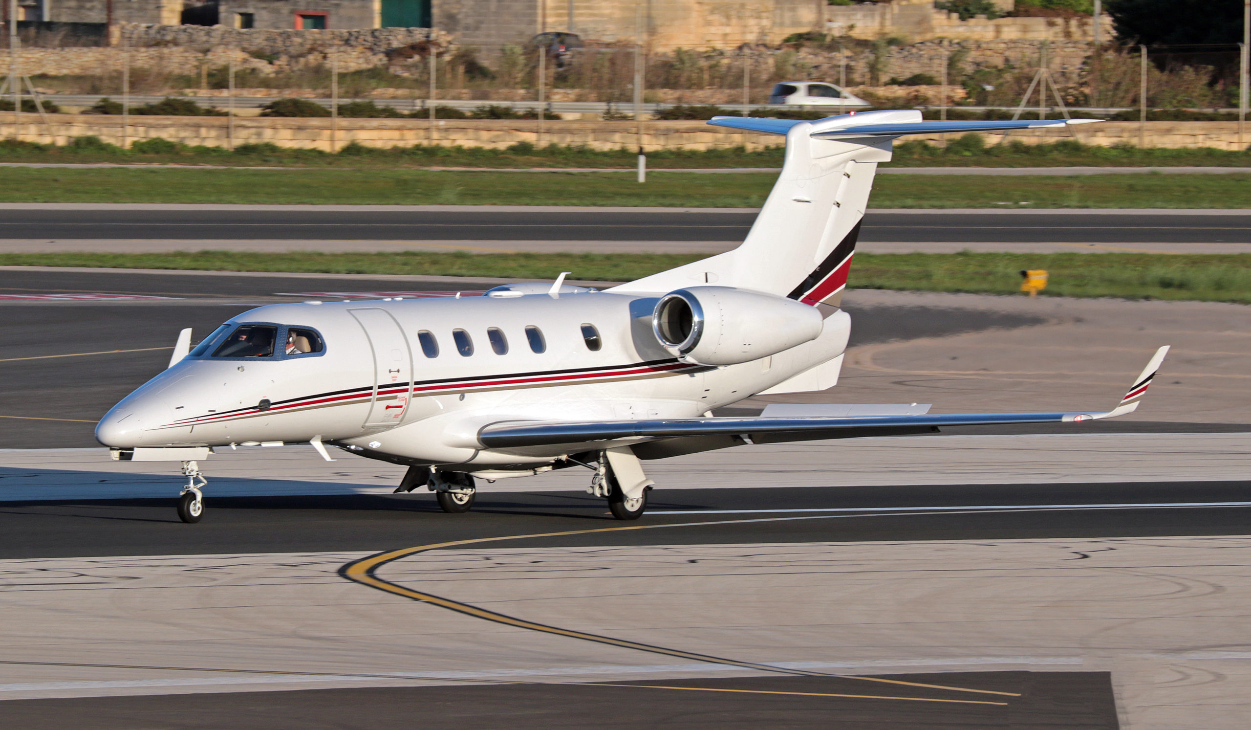 Cum arata Embraer Phenom 300
