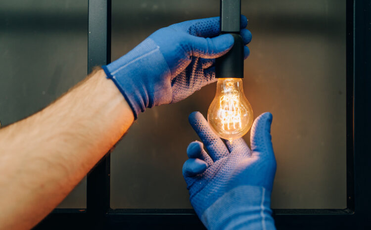 De ce este bine sa cureti becurile din casa