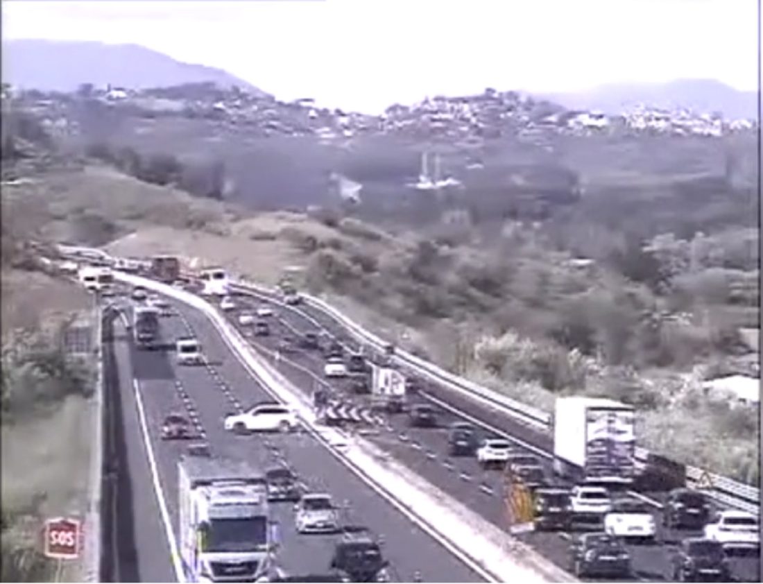 Șoferul a efectuat o întoarcere în formă de U pe o autostradă intens circulată din Italia / imagine de pe camerele de supraveghere