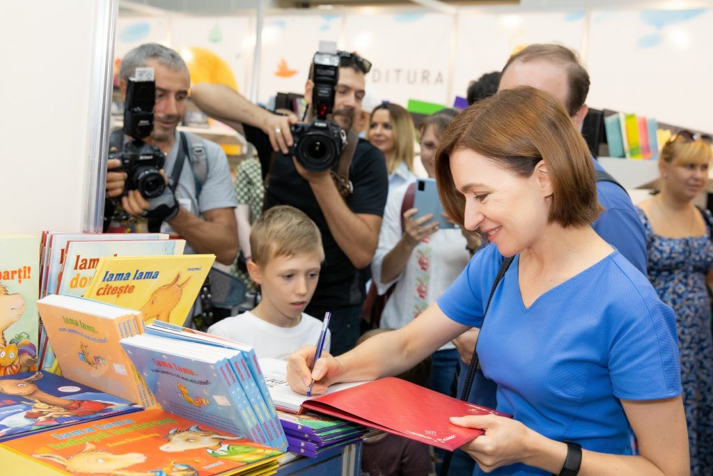 Maia Sandu a stârnit hohote de râs la un salon de carte din Chișinău. Cum a explicat succesul femeilor în politica de peste Prut