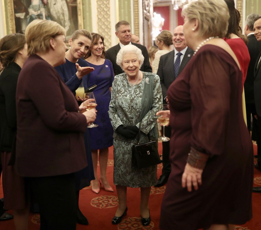Moment memorabil la întâlnirea dintre Carmen Iohannis și Regina Elisabeta. Gafa făcută de prima doamnă a României