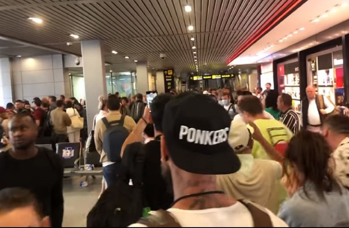 Pasagerii Blue Air fac scandal pe Aeroportul Otopeni dupa ce cursele le-au fost anulate