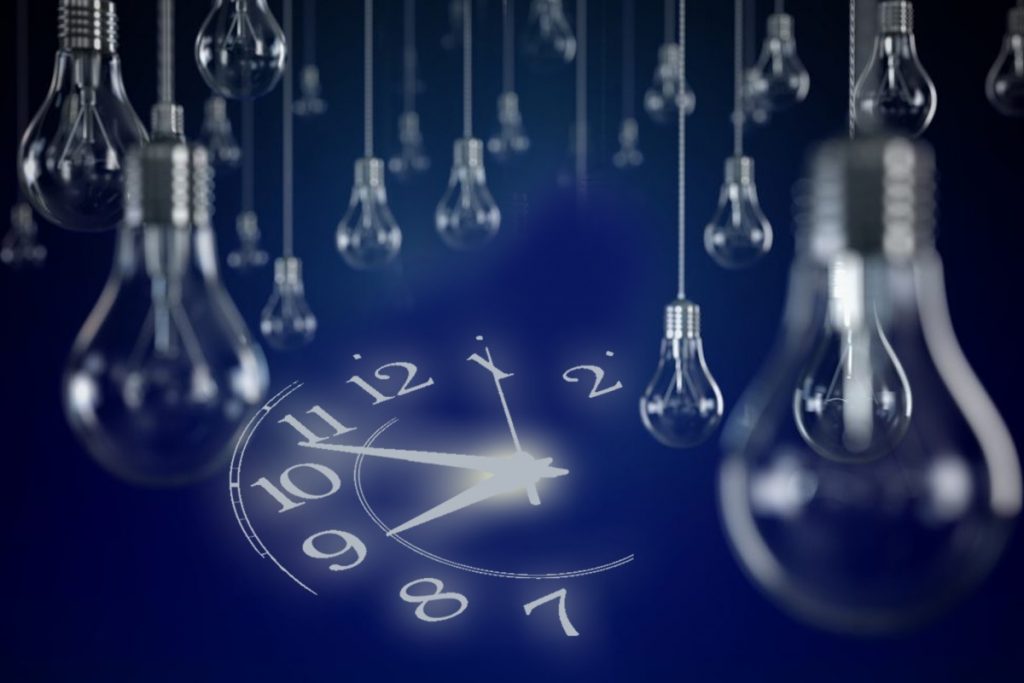 Românii trebuie să stingă becurile în orele de vârf. Decizia de ultimă oră luată la nivel european