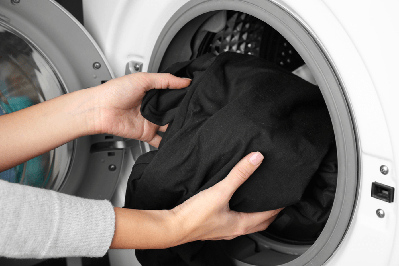 Secretul pentru ca hainele negre să nu se mai decoloreze