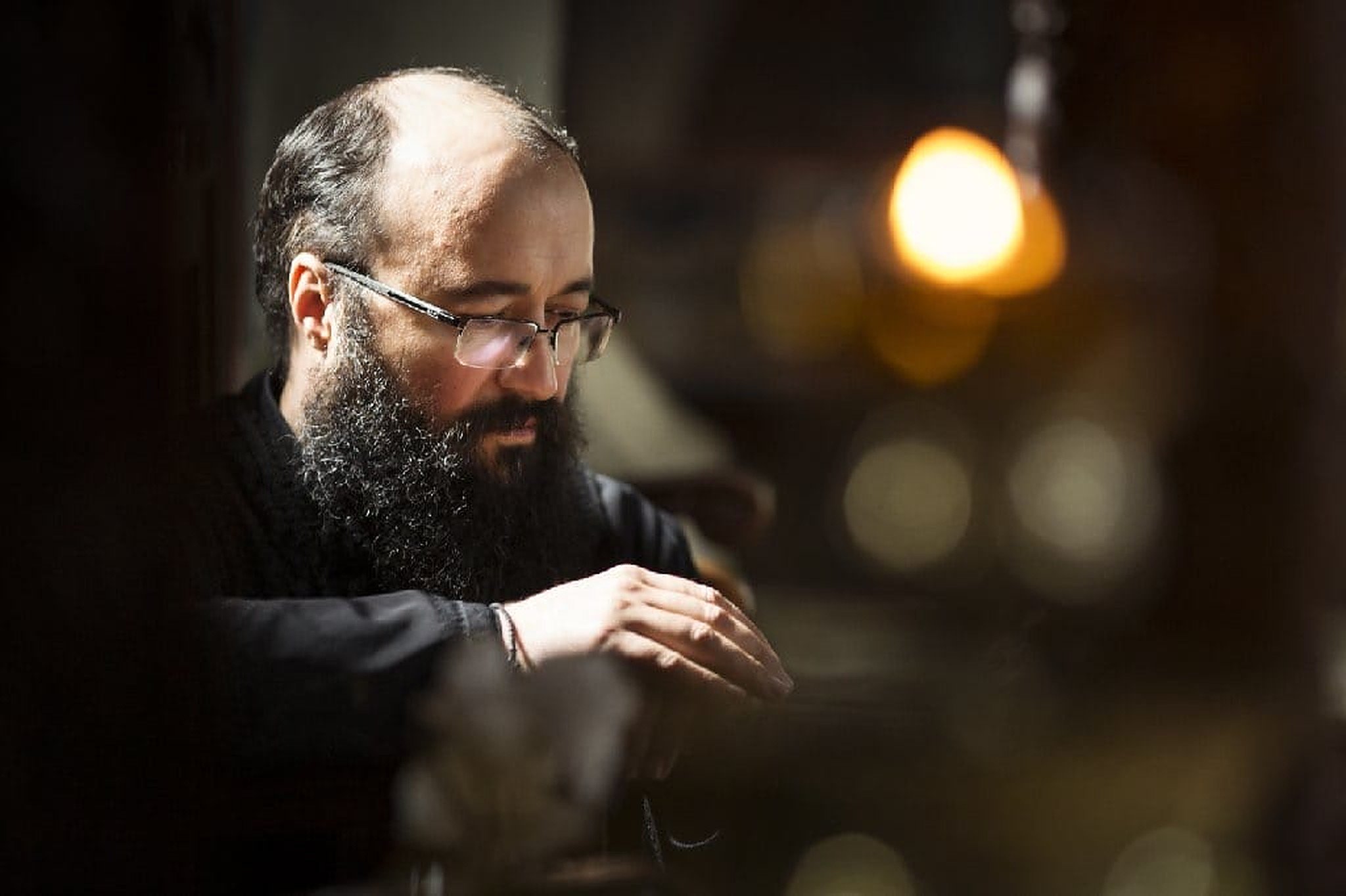 Stenogramele discutiilor dintre preotul Visarion Alexa si enoriasa. Te deranjeaza ca te-am atins