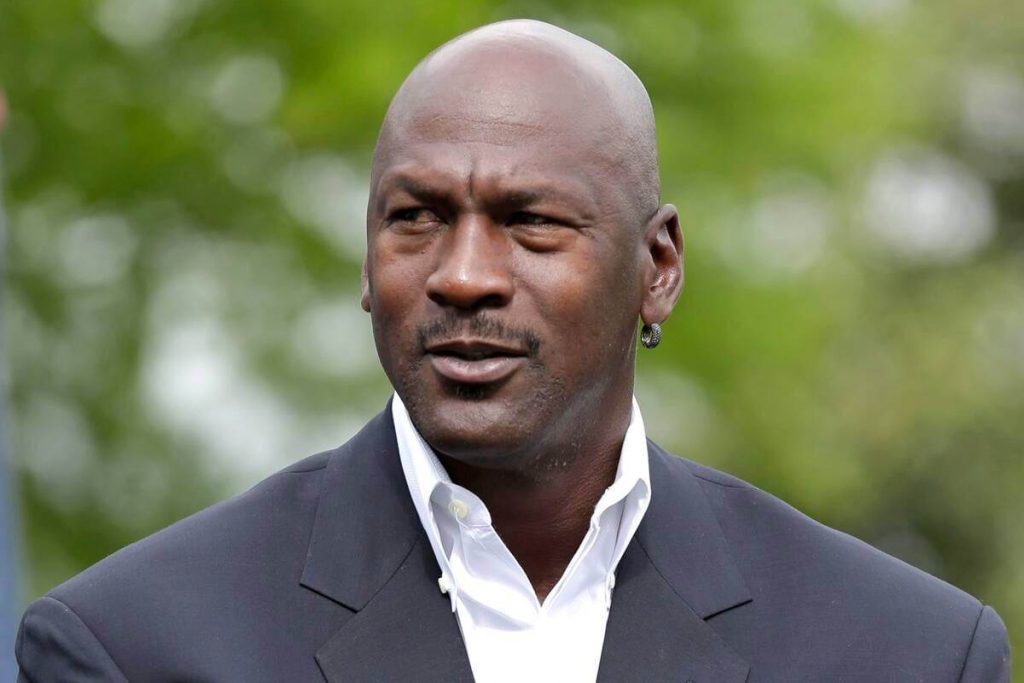 Tricoul lui Michael Jordan de acum 24 de ani, vândut pentru o sumă record. Cât a plătit noul proprietar