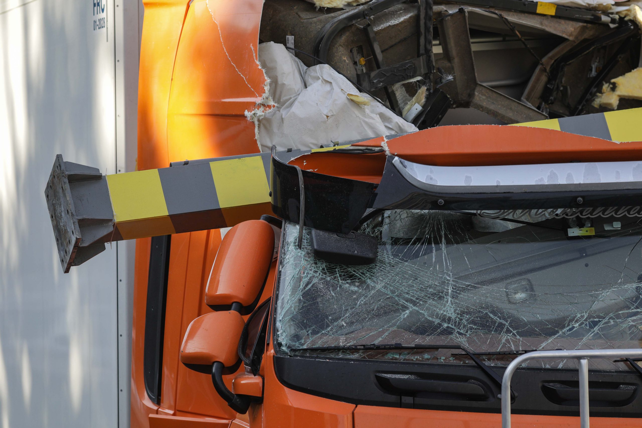 Un TIR a blocat complet intrarea in pasajul Unirii dupa ce a ramas intelenit din cauza inaltimii. Este al treilea incident intr-o singura saptamana