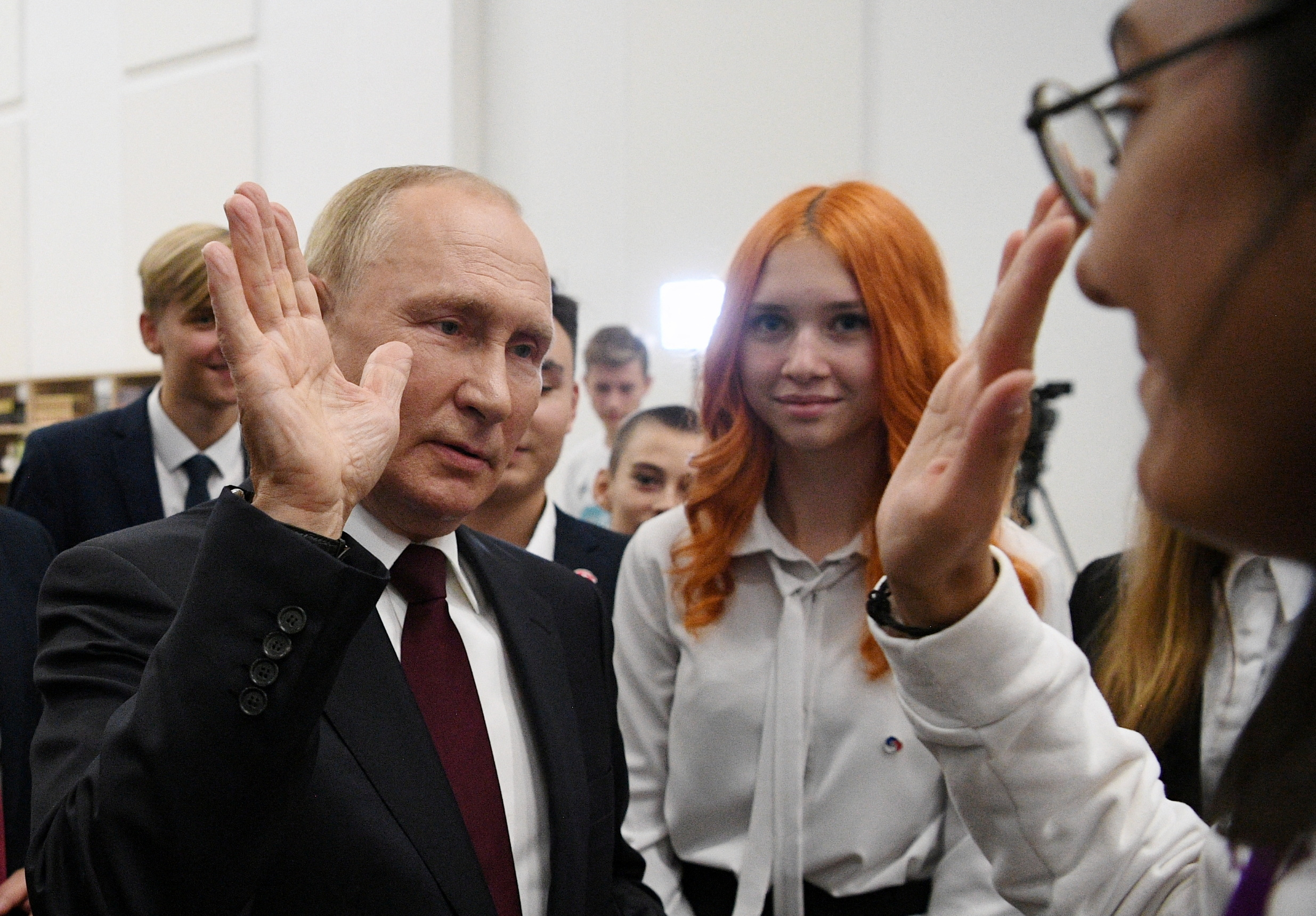 Vladimir Putin s-a apucat de predat lectii de istorie elevilor