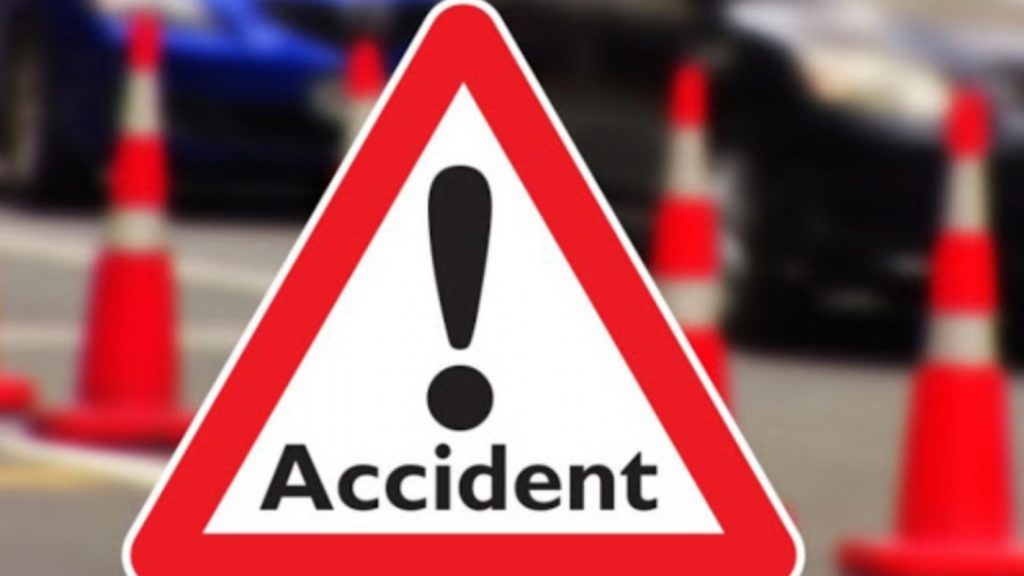 O șoferiță beată a făcut accident și apoi a coborât din mașină în lenjerie intimă. Imaginile surprinse în județul Argeș