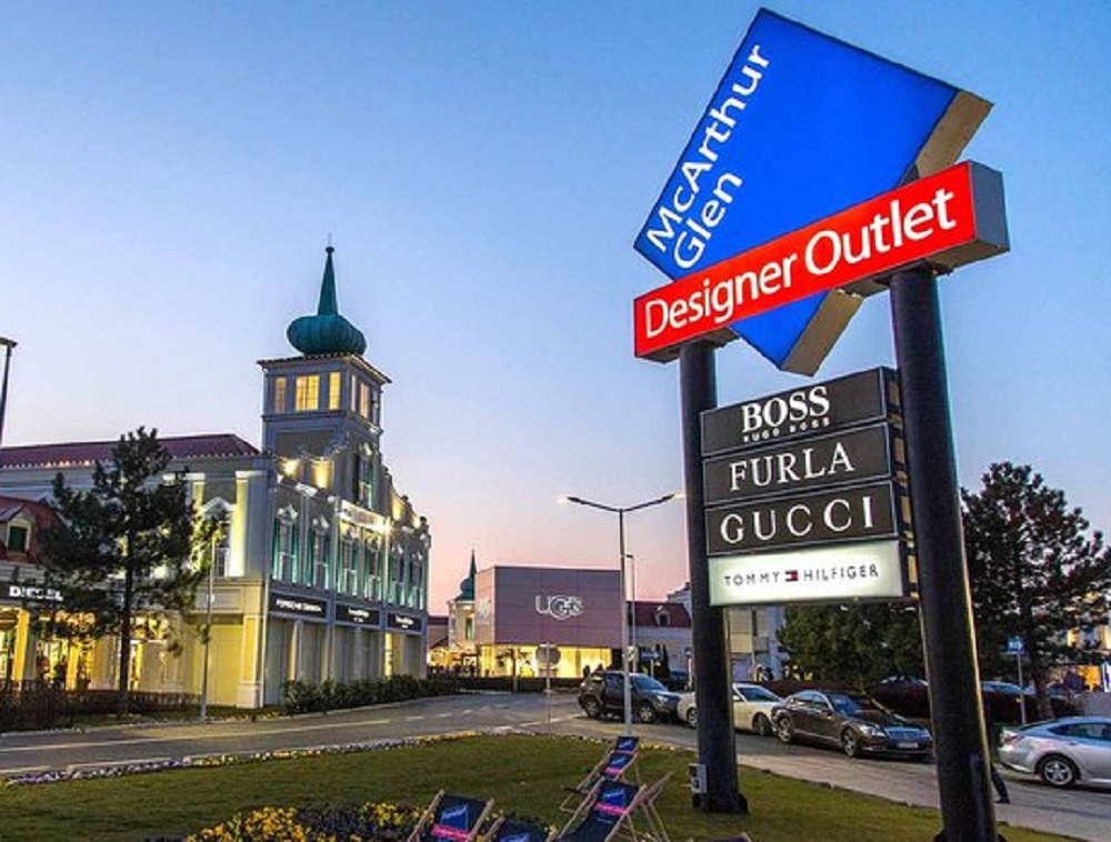 15 magazine din complexul Pandorf prădate de români. Hoții, arestați pe loc