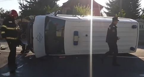 Autospecială a SRI, implicată într-un accident pe E85, după ce a depășit pe linia continuă. O învățătoare a fost rănită