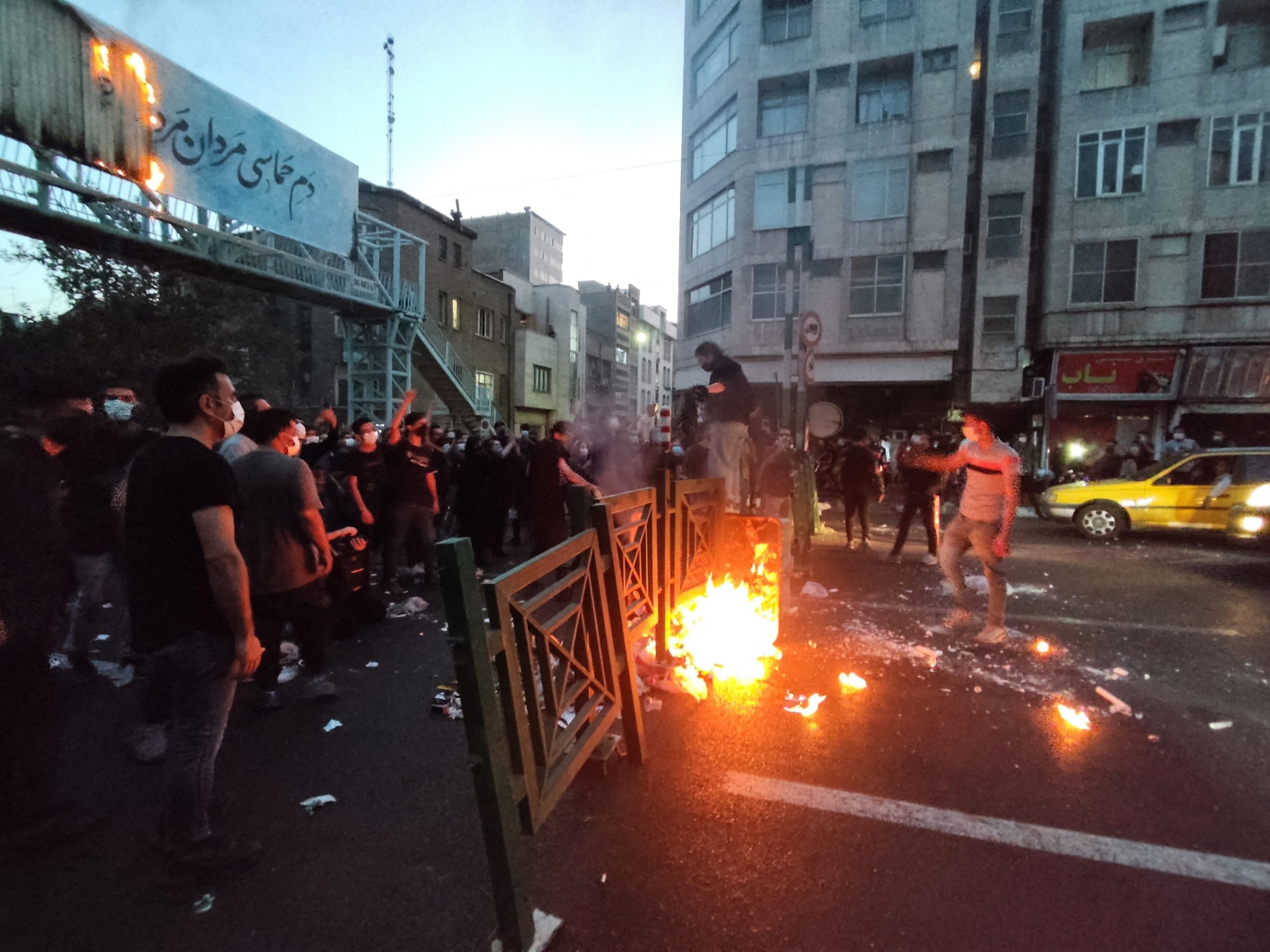 Revoltele se întețesc. ”Iranul trebuie să facă față în mod decisiv protestelor”, amenință președintele