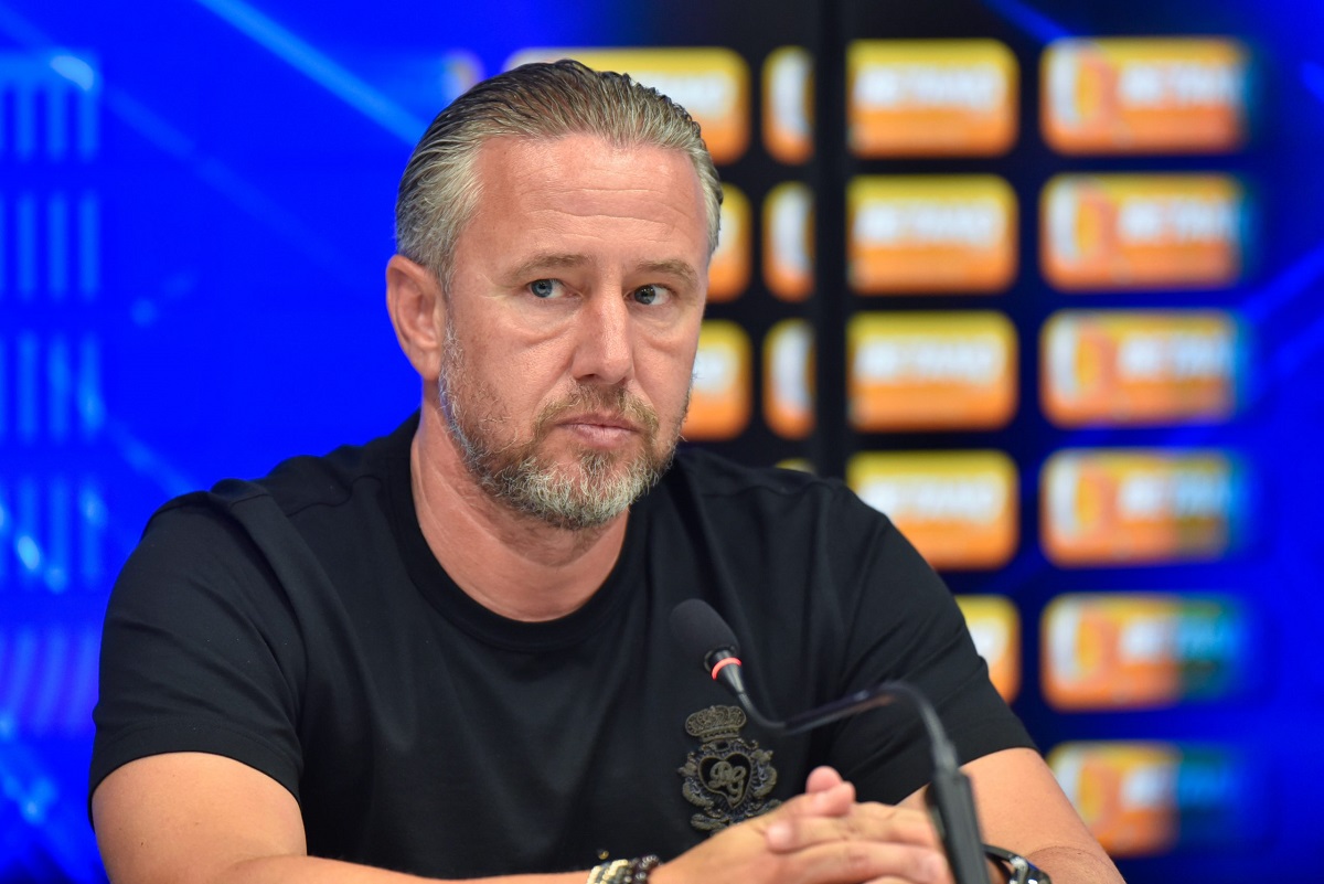 Laurentiu Reghecampf, la un pas sa isi piarda locul ca antrenor din cauza scandalului cu Anamaria