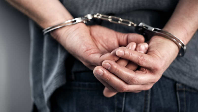 Bărbat reţinut pentru şantaj. Și-a amenințat fosta concubină că o ucide şi că publică imagini compromiţătoare cu ea