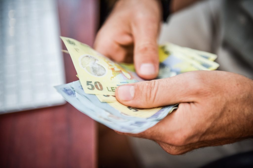 Românii vor fi scutiți de la plata CASS timp de 10 ani. Schimbarea intră în vigoare din septembrie, în ce condiții se aplică