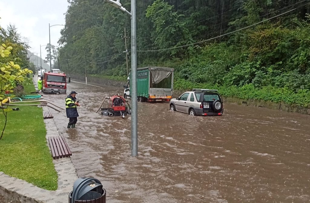Inundații pe Valea Oltului. Ploile torențiale au transformat traficul într-un coșmar