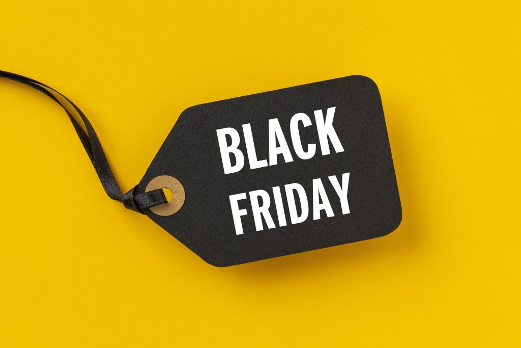 Vânzări record în anul austerității de Black Friday. Să tot nu ai bani!