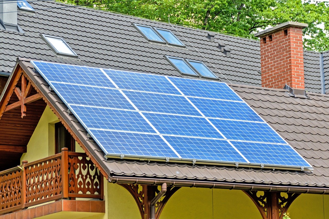 Cat costa montarea panourilor fotovoltaice