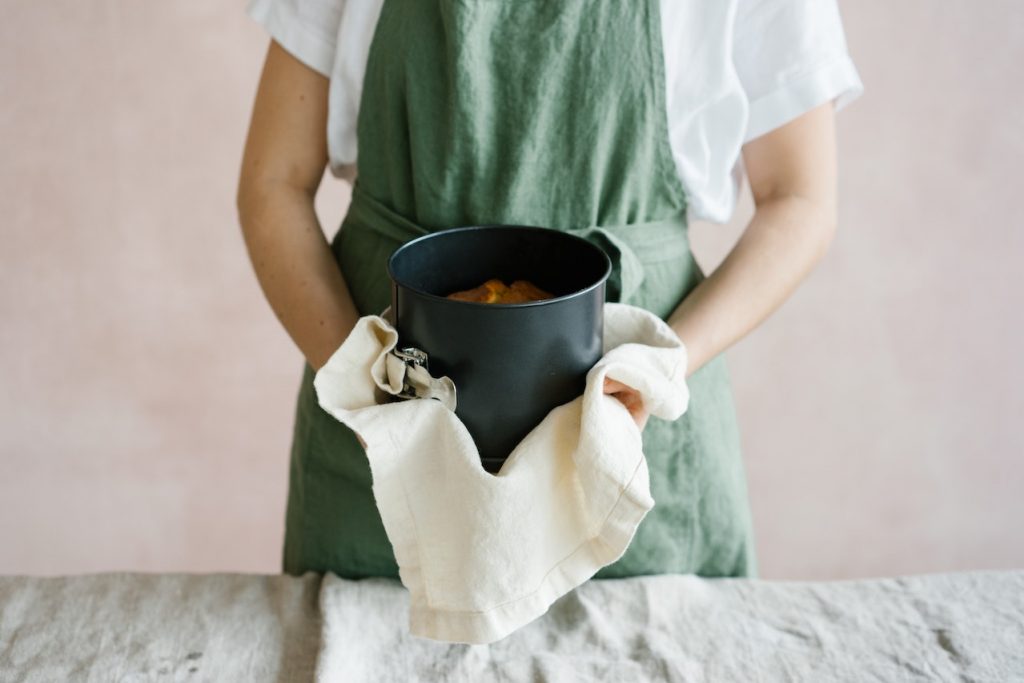 Cum poți curăța prosoapele de bucătărie fără să le bagi la mașina de spălat. Trucul genial pe care orice gospodină trebuie să-l știe