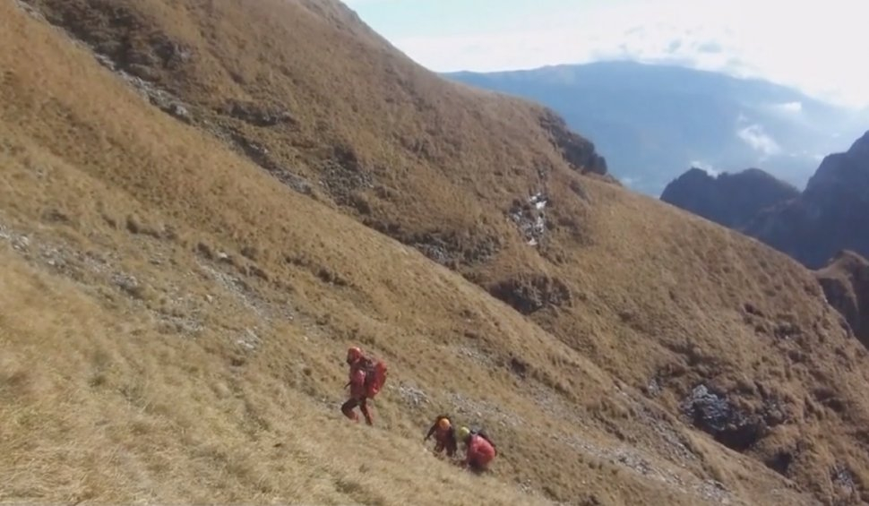 Copilul de 12 ani căzut în prăpastie în Maramureș a fost recuperat de salvamontiști. Care este starea băiatului. „Intervenția a fost dificilă”