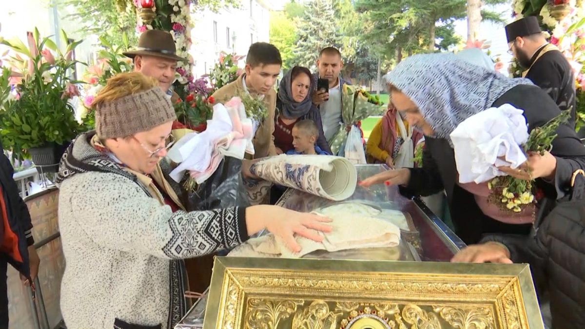 Obiectul ciudat adus de un credincios la moastele Sfintei Parascheva