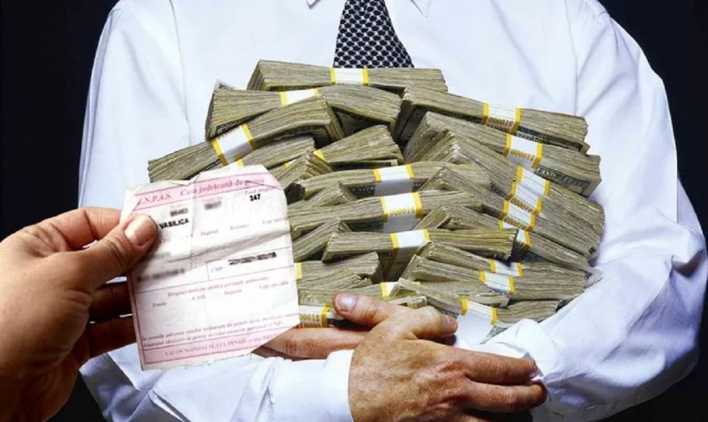 Pensia specială a unui român care îți crește tensiunea: își cumpără o mașină pe lună și un apartament pe an