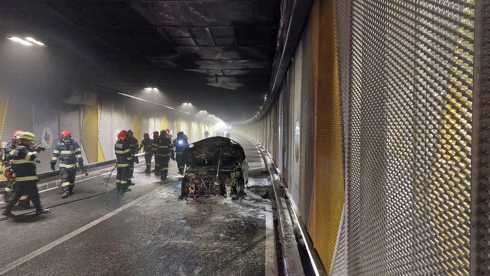 Imagine cu autoturismul care a luat foc În Pasajul Unirii