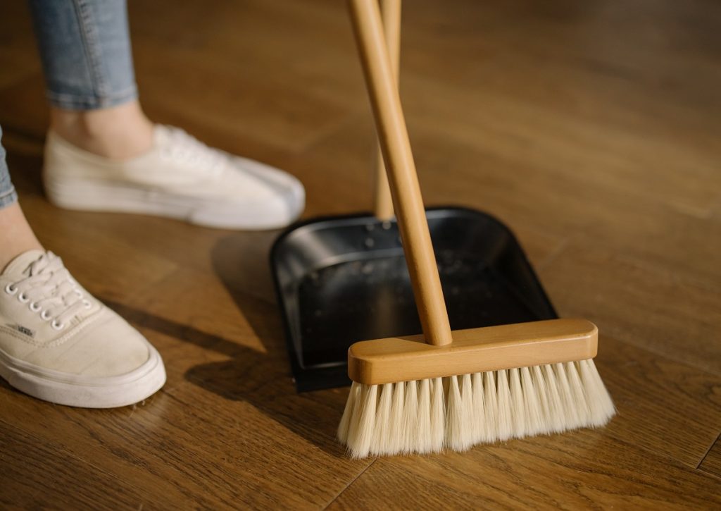 Scamele nu se vor mai prinde niciodată de mătură sau mop. Trucul pe care trebuie să îl știe toate gospodinele