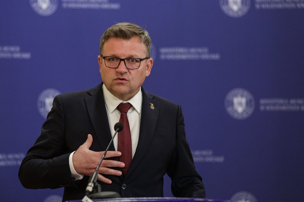Statul dă bani pentru angajații din România. Anunțul făcut de ministrul Muncii vine cu vești bune