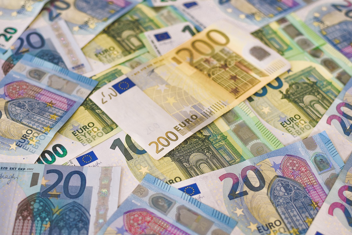 Statul dă bani pentru angajații din România. Anunțul făcut de ministrul Muncii vine cu vești bune