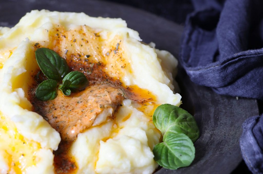 Cum trebuie să amesteci piureul, de fapt. Greșeala uriașă pe care o fac toate gospodinele. De asta nu iese pufos și cremos