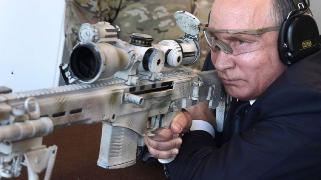 Ipostaza rară în care a fost surprins Vladimir Putin. Liderul rus și-a arăta măiestria în timpul antrenamentelor armatei