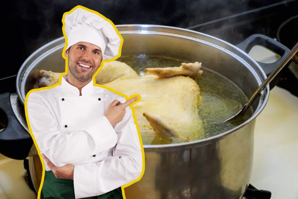 Ai fiert greșit până acum carnea de pui pentru ciorbă. Ce trebuie să adaugi în apă ca să iasă fragedă și delicioasă