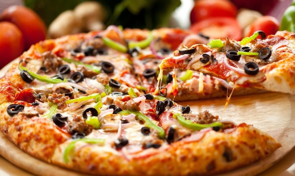 Câte calorii are o felie de pizza în funcție de ingredientele alese. Cât de mult îngrașă, de fapt