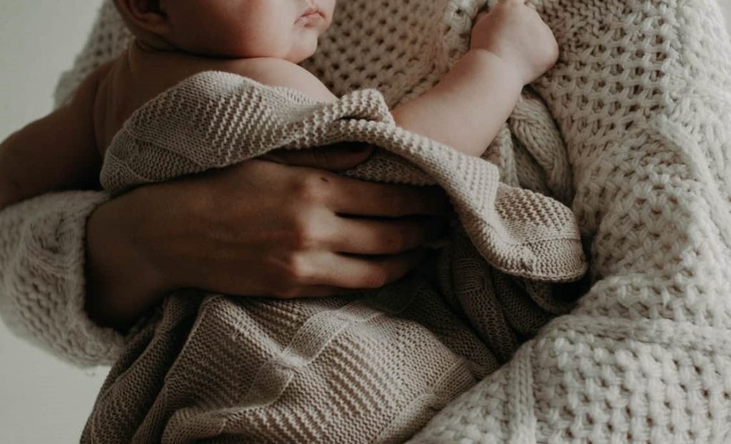 Ce înseamnă când visezi că ții un bebeluș în brațe. Semnul clar pe care îl arată acest vis, de fapt