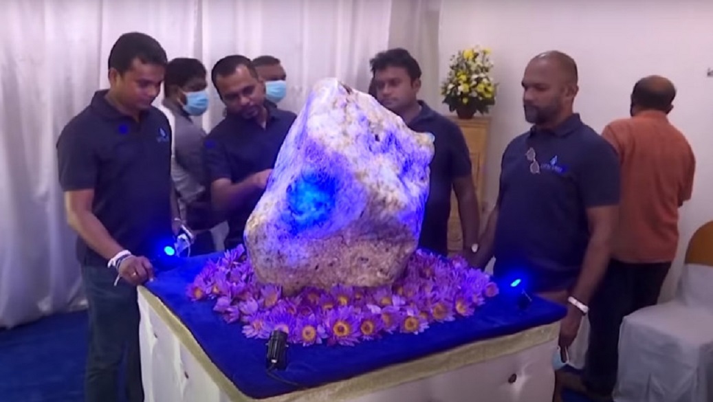 Cel mai mare safir din lume isi cauta cumparator. Piatra pretioasa uriasa va fi scoasa la vanzare in Dubai