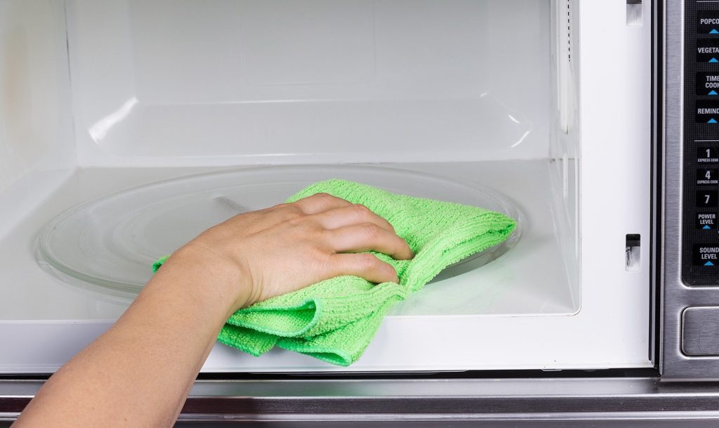 Cum se spală cuptorul cu microunde. Soluțiile pe care nu trebuie să le folosești sub nicio formă. Îl poți strica imediat