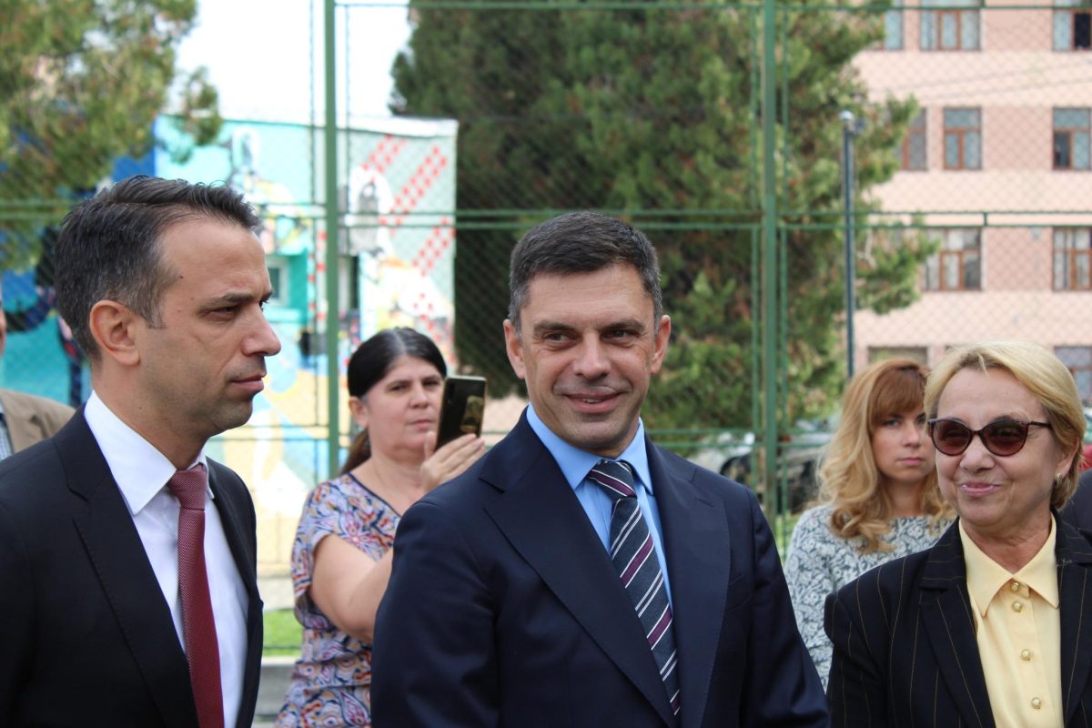 Titi Aur da verdictul in scandalul in care e implicat ministrul Eduard Novak O masina se poate conduce azi cu un singur picior. Exclusiv