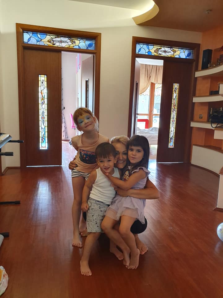 Gabriela Lucuțar, alături de „îngerii” săi, Daria, Delia și Damian