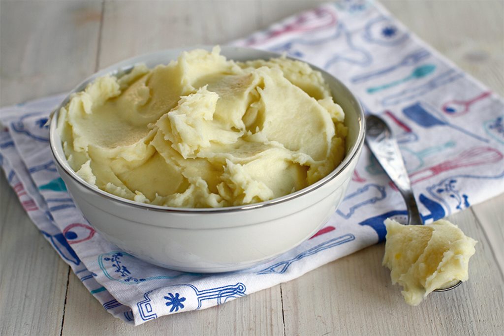 Greșeala care distruge gustul piureului de cartofi. De asta nu iese pufos și se întărește repede