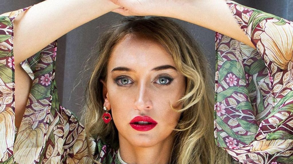 De ce nu o vedeți niciodată pe Ilona Brezoianu în rochii: „Le șterg de praf. Ele există, dar nu le folosesc”. Ce ținută-surpriză ar purta la nunta ei. EXCLUSIV VIDEO