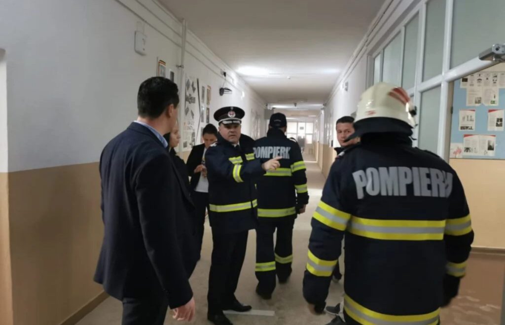 Incendiu masiv la o școală din Botoșani. 600 de elevi au fost evacuați